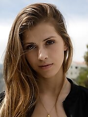 8 pictures - Mazzy Plimpton At Hollywood Tower