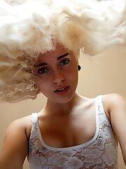 8 pictures - Naomi Woods Healthy In Hollywood