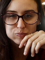 8 pictures - Jasmine Simco Eats A Cowboy Burger