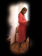 16 pictures - Lovely pregnant woman photographed through the keyhole in the moment of changing her dress